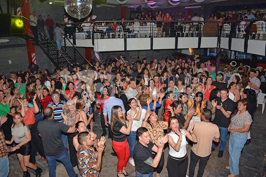 Maestros recibirán su día en el patio de Ibiza 5