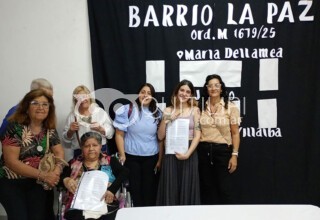 Familiares de María Dellamea y Nélida Villalba reciben copia de la ordenanza de imposición de nombre y de identificación del Barrio La Paz, ubicado en la Quinta 15 5