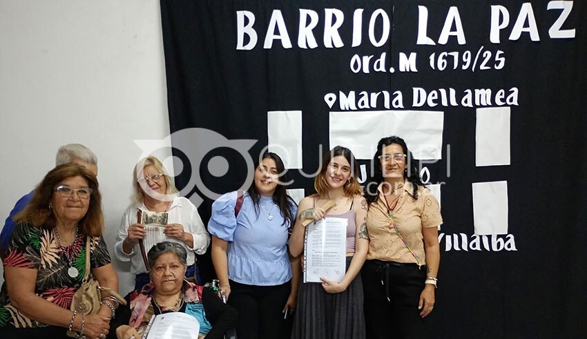 Familiares de María Dellamea y Nélida Villalba reciben copia de la ordenanza de imposición de nombre y de identificación del Barrio La Paz, ubicado en la Quinta 15 13