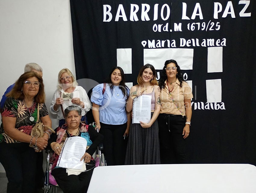 Familiares de María Dellamea y Nélida Villalba reciben copia de la ordenanza de imposición de nombre y de identificación del Barrio La Paz, ubicado en la Quinta 15 5