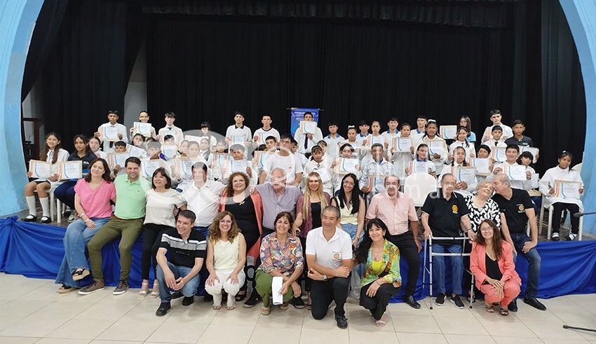 Cien alumnos de todo el departamento Quitilipi recibieron el galardón al Mejor Compañero de 2025 otorgado por Rotary 28