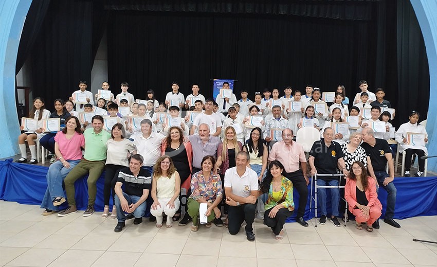 Cien alumnos de todo el departamento Quitilipi recibieron el galardón al Mejor Compañero de 2025 otorgado por Rotary 10