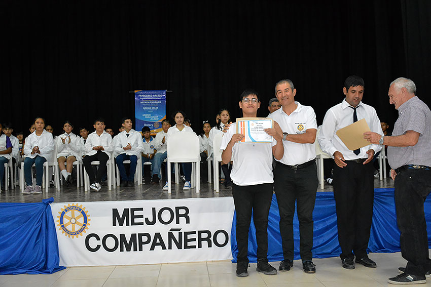 Cien alumnos de todo el departamento Quitilipi recibieron el galardón al Mejor Compañero de 2025 otorgado por Rotary 31