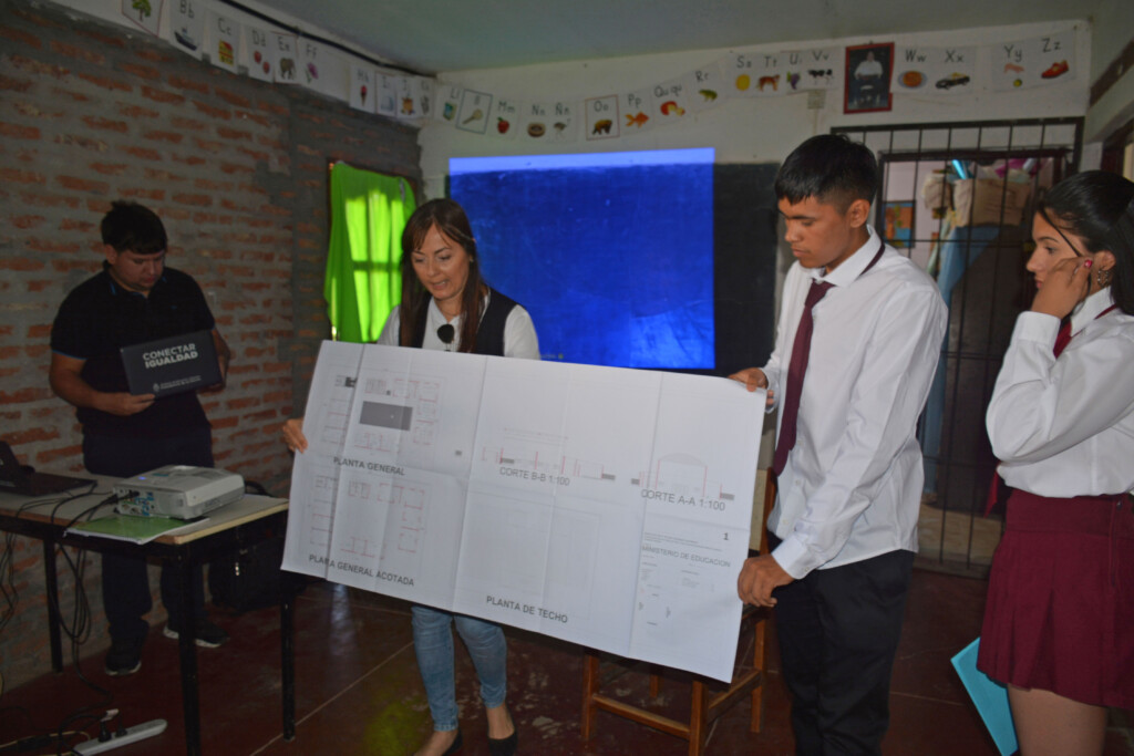 La comunidad escolar de la EEP 1081 recibió un valioso aporte de alumnos egresados de 6° año de la EET N°18 18