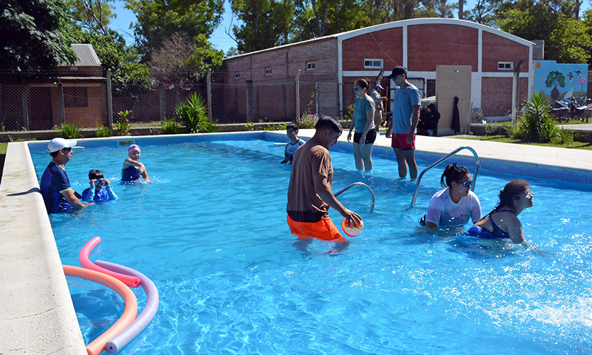 Comenzó la temporada de pileta para niños y jóvenes con discapacidad en el CIC 5