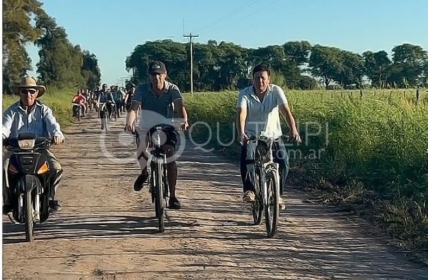 Vecinos de El Palmar y el Intendente Lovey pedalearon unidos por la construcción del asfalto 21