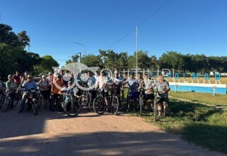 Vecinos de El Palmar y el Intendente Lovey pedalearon unidos por la construcción del asfalto 10