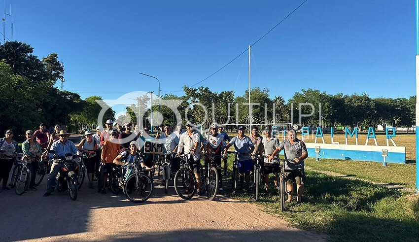Vecinos de El Palmar y el Intendente Lovey pedalearon unidos por la construcción del asfalto 19