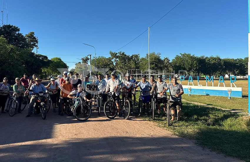 Vecinos de El Palmar y el Intendente Lovey pedalearon unidos por la construcción del asfalto 7