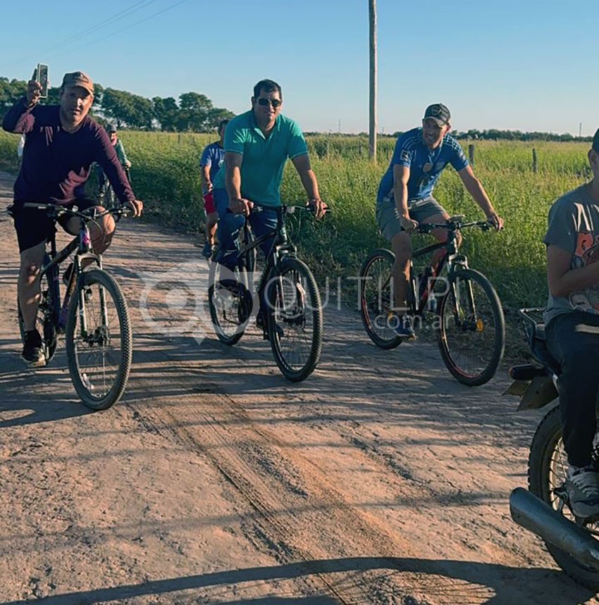 Vecinos de El Palmar y el Intendente Lovey pedalearon unidos por la construcción del asfalto 22