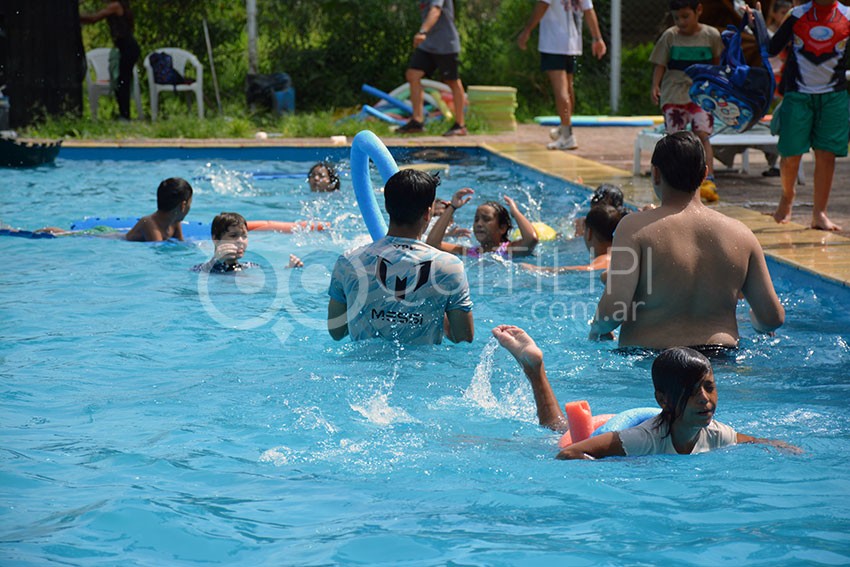 Con mucha alegría y chapuzones, cerró el 2° turno de la Colonia Municipal 21