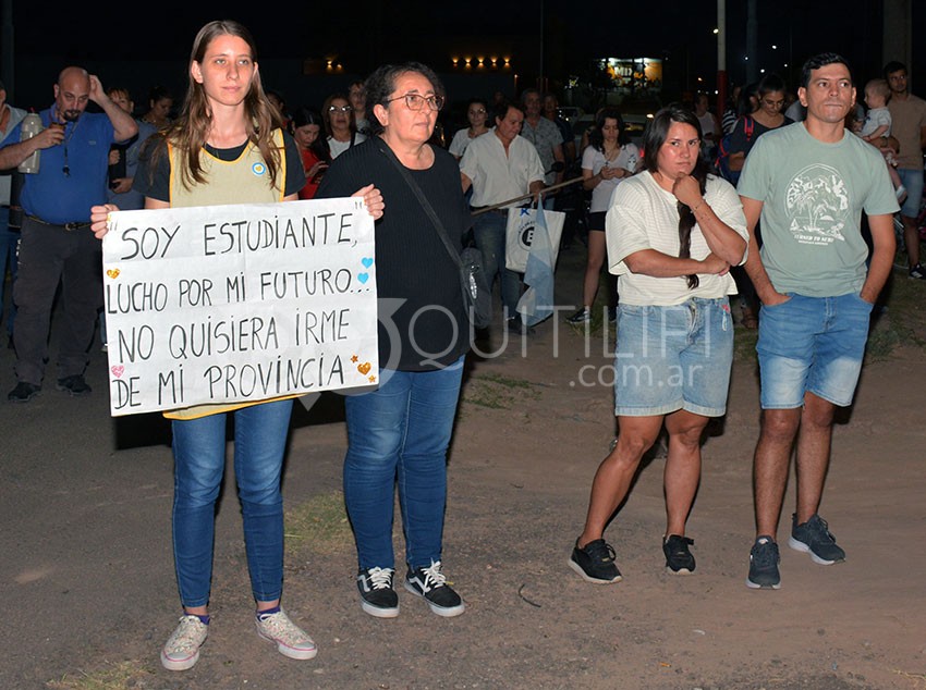 El arco gremial volvió a manifestarse exigiendo el pago de la cláusula gatillo y el llamado a la mesa de política salarial. Además rechazó el aumento otorgado por el gobierno 18