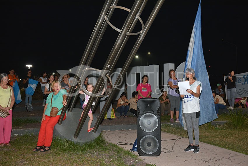 El arco gremial volvió a manifestarse exigiendo el pago de la cláusula gatillo y el llamado a la mesa de política salarial. Además rechazó el aumento otorgado por el gobierno 20