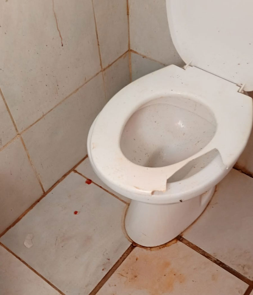 Destrozos en los sanitarios y galería del Hospital de Quitilipi 20