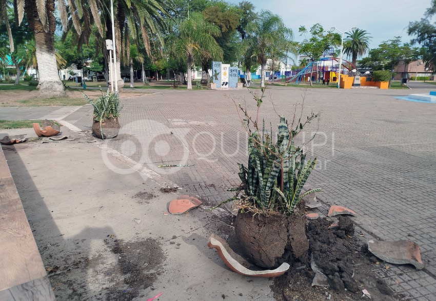 Vandalismo a metros de la Comisaría en la Plaza San Martín - Quitilipi.com.ar Vandalismo a metros de la Comisaría en la Plaza San Martín 16
