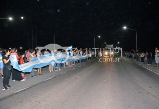 Paro docente: con antorchas y pancartas al costado de la Ruta 16 hicieron sentir su reclamo 27