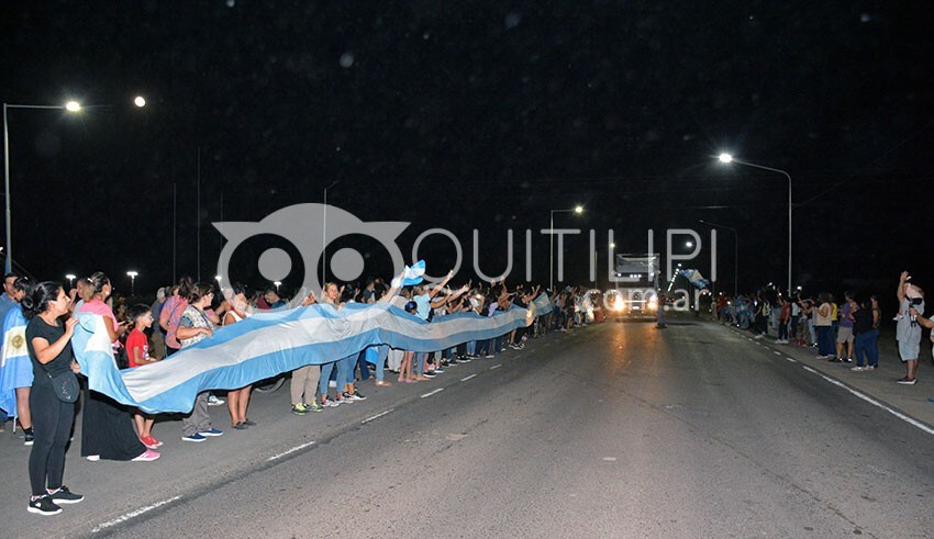 Paro docente: con antorchas y pancartas al costado de la Ruta 16 hicieron sentir su reclamo 16