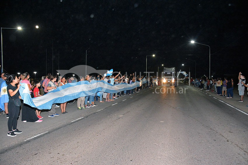 Paro docente: con antorchas y pancartas al costado de la Ruta 16 hicieron sentir su reclamo 6