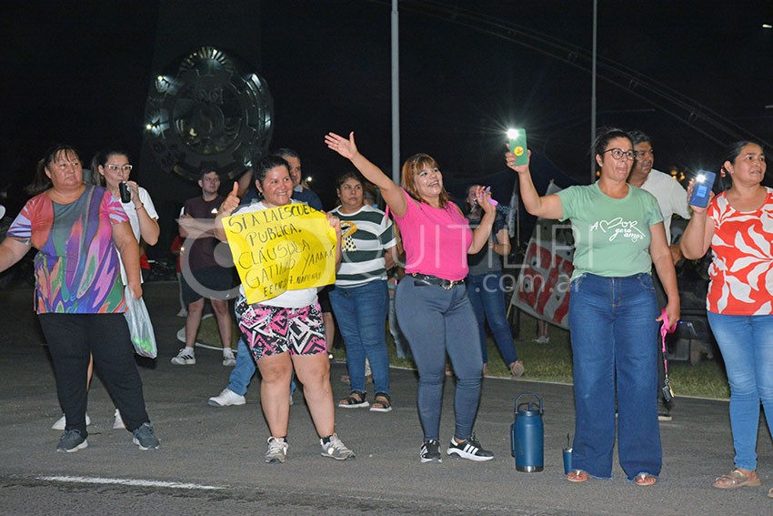 Paro docente: con antorchas y pancartas al costado de la Ruta 16 hicieron sentir su reclamo 20