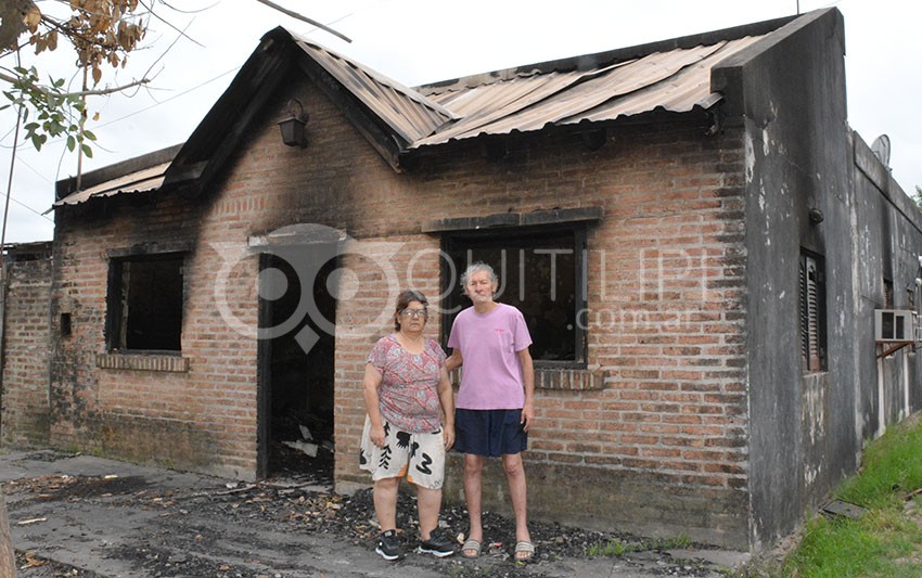 Una pareja de jubilados se quedó con lo puesto: un voraz incendio los dejó en la calle 5