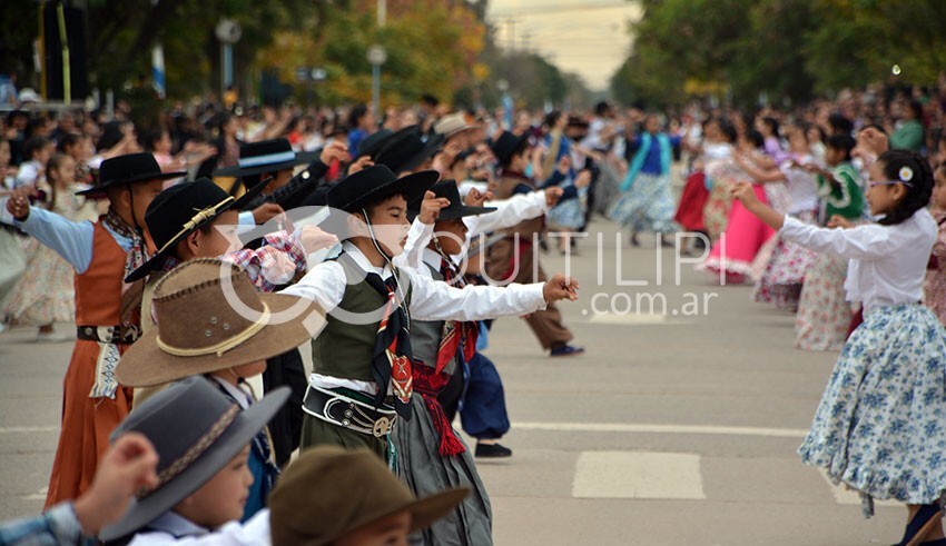 Ecos de la Fiesta Patria: el color, la emoción y el compromiso comunitario vistieron a Quitilipi de celeste y blanco 13