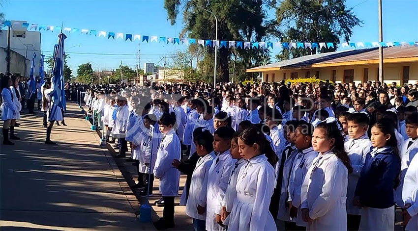 Juramento de lealtad en Quitilipi: 600 voces escolares hicieron vibrar el Día de la Bandera - Quitilipi.com.ar Juramento de lealtad en Quitilipi: 600 voces escolares hicieron vibrar el Día de la Bandera 22