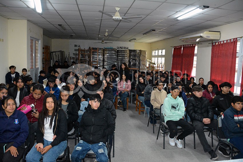 Alumnos de la E.E.S. N° 64 se capacitan en Educación Financiera y replicarán lo aprendido en escuelas primarias - Quitilipi.com.ar Alumnos de la E.E.S. N° 64 se capacitan en Educación Financiera y replicarán lo aprendido en escuelas primarias 15