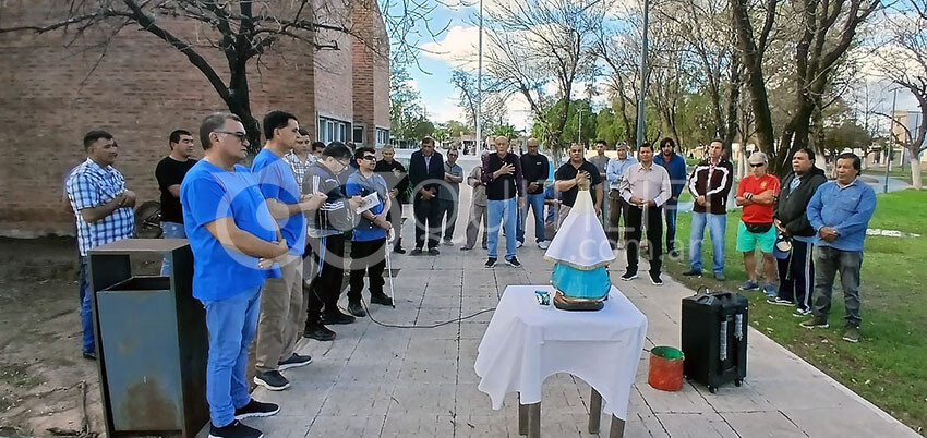 Rezar con el ejemplo: el valor del "Rosario de Hombres" que se comparte en las plazas y barrios de Quitilipi 16