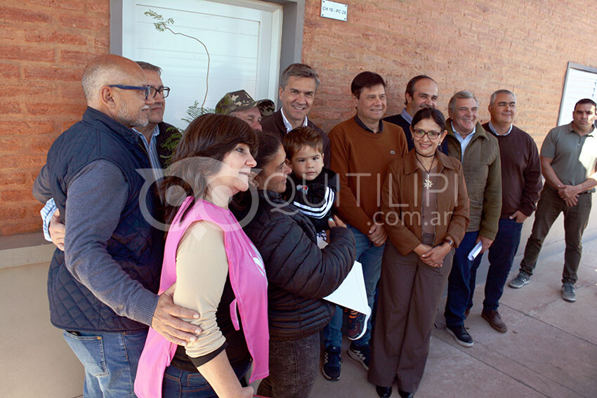 Zdero entregó 6 viviendas en Quitilipi y anunció el inicio de nuevas obras habitacionales 6