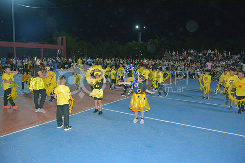 Colorida y alegre Fiesta de la Educación Física de la Escuela 384 25