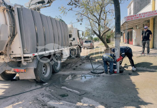 Alivio para los vecinos: SAMEEP intervino con un camión desobstructor y reactivó las cloacas en Quitilipi 38